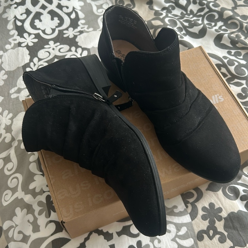 DrScholl’s faux suede women’s booties. Size 11M US